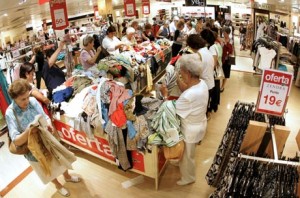 El comercio español enfrenta la crisis impulsando las compras