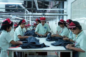 Trabajadoras en una industria confeccionista de Myanmar