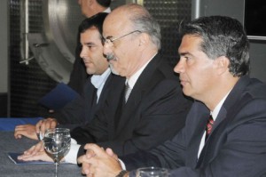 El ministro de Trabajo, Carlos Tomada  (centro) y el gobernador de Chaco, Jorge Capitanich (derecha)  inauguraron la planta de lavado industrial