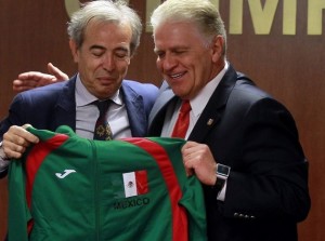 Carlos Padilla Becerra Presidente del COM (derecha) y Luis Tenorio Pérez, de Joma, durante el anuncio del acuerdo por el cual la empresa vestirá a los atletas del COM