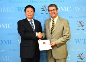 El Embajador Yu entregó a D.G. Azevedo el documento de aceptación de la AFC de China