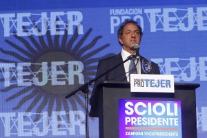 Daniel Scioli durante el discurso que dio en Pro Textil 2015, expresando su compromiso hacia el sector textil