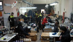Intervención de la policía española en uno de los talleres de ciudadanos chinos en Catalunya