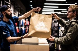 Adidas anunció que imporndrá las bolsas de papel en sus tiendas de todo el mundo