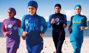 El uso del burkini se esta convirtiendo en un hit en las playas de Europa