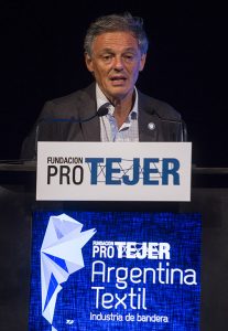 Tras permitir una invasión de importaciones, el ministro de la Producción, Ing. Francisco Cabrera, prometió a los industriales argentinos cuidar al sector textil y de indumentaria